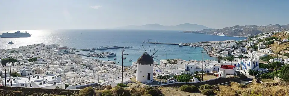 Vieux port de Mykonos (et Nouveau Port au fond à droite)
