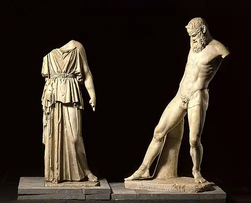 Marsyas, copie première moitié Ier&nbsp;siècle de notre ère et moulage en plâtre de l’Athéna dite « Lancellotti ». Musée grégorien profane.