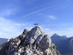 Cime surmontée d'une petite croix métallique.