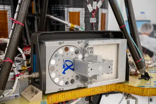 Expérience RAC sur l'abrasivité des matériaux par le régolithe lunaire.