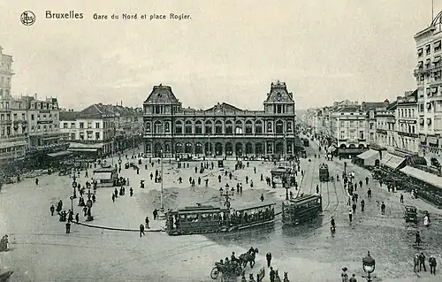 La place au début du XXe&nbsp;siècle, avec l'ancienne gare du Nord et les tramways.