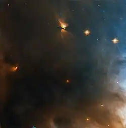 Une partie de NGC 1333 par le télescope spatial Hubble. On voit très bien à la gauche de l'image une étoile et son jet de matière.