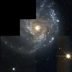 Gros plan sur la galaxie NGC 2276 par le télescope spatial Hubble.