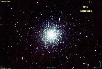 M13 en infrarouge par le relevé Two-Micron All-Sky Survey (2MASS).