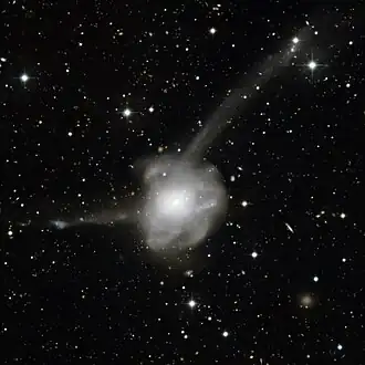 Cette image captée à l'observatoire de La Silla montre les très longues traînées de la galaxie, traînées qui viennent probablement de la fusion des galaxies qui ont donné naissance à NGC 7252.