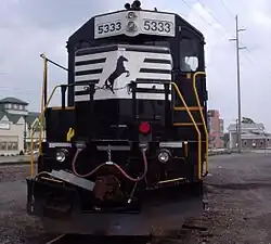 Le GP38-2 à Dover (Delaware), avec le dépôt en arrière-plan.
