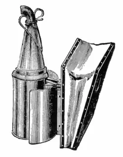 Enfumoir à soufflet avec couvercle en cuir percé.