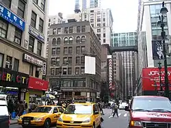 32e&nbsp;rue depuis Greeley Square.