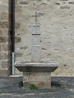 Croix devant l'église.