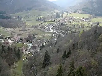 Vue sur Nans-sous-Sainte-Anne dans le fond de la reculée