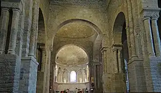 Vaisseau central, colonnes placées contre les piles, abside