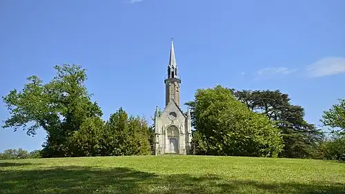 La chapelle au sein du parc.