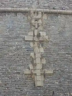 Photographie d'une des croix de Lorraine ornant le château.