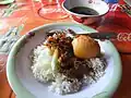 Nasi campur avec du rawon, à Surabaya.