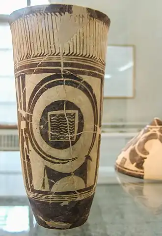 Boisseau décoré d'une frise d'échassiers et de panneaux au bouquetin, Suse. Musée national d'Iran.