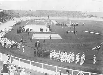 photographie noir et blanc d'un défilé dans un stade