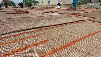 Sorte de paille mélangée avec la peau des bêtes pour fabriquer la natte, le lit traditionnel, le mûr(pour clôturer des cases).