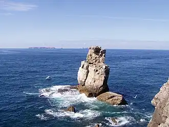 Le rocher Nau dos Corvos avec au loin l'archipel des Berlengas.