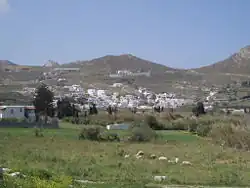 photographie : un village blanc dans la montagne