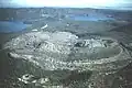 Vue aérienne de la Big Obsidian Flow en 1986 avec les lacs Paulina (à gauche) et East (à droite) dans le fond du cratère Newberry.