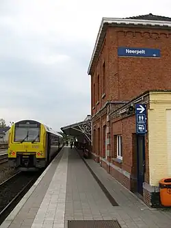 Train à quai et bâtiment.