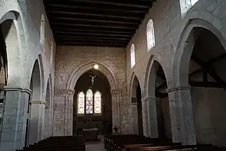 Nef, arcs brisés et plafond en bois,