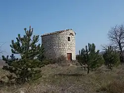 Photographie représentant le vieux moulin du village de Ners.