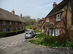Sur la gauche, la maison qui figure celle de Miss Marple dans la série-télé de 1984.