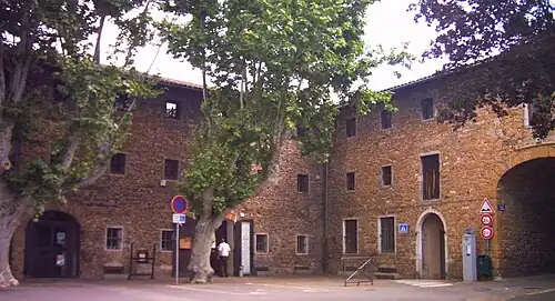 Les dépendances du château, aujourd'hui Maison des jeunes et de la culture.