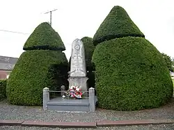 Mémorial et topiaires.