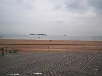 Sur la gauche, Hoffman Island ; à droite, Swinburne Island vue depuis South Beach, Staten Island en 2007.