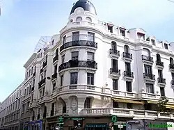 Vue en contre-plongée d'un palais niçois.