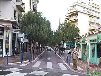 Avenue Alphonse Karr prise au début, angle de la rue de la Liberté, direction nord.