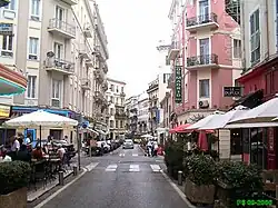 Rue d'Angleterre à son début avec ses restaurants, direction sud.