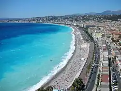 Vue aérienne de la baie des Anges et de la promenade des Anglais de Nice.