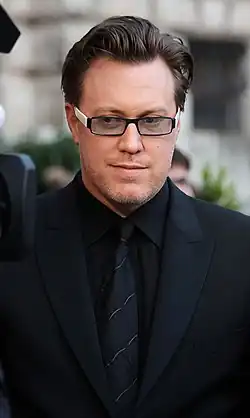 Nicholas Ofczarek alias Marius Loukauskis.