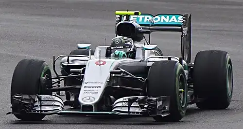 Photo de face de la Mercedes F1 W07 Hybrid de Rosberg, équipée de pneus intermédiaires