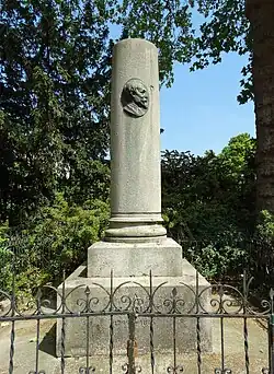 Monument à Nicolas-Toussaint Charlet dans le square de l'Abbé-Migne à Paris, amputé de ses allégories.