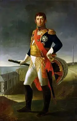 Peinture d'un officier d'Empire. Debout, il porte une culotte blanche, un manteau bleu sombre et une ceinture large dorée tenant le fourreau de l'épée.Il teint d'une main une longue vue et de l'autre un bicorne richement doré.