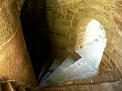 Intérieur d'un des escaliers partant d'une des portes latérales.