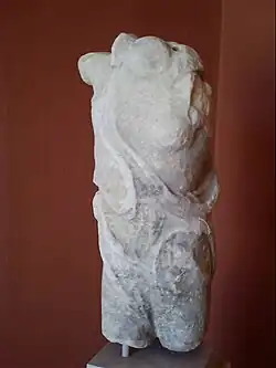 Statue de Niké (A183), trouvée sur Antiparos. Marbre de Paros, fin du Ve&nbsp;siècle&nbsp;av. J.-C.