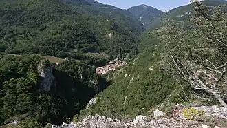 Vue vers l'amont de la vallée du Rébenty.