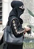 Niqab accessoirisé de façon moderne, Istanbul (2012).