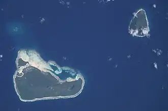 Image satellite (2001) de Niuatoputapu (en bas à gauche) et de Tafahi (en haut à droite), distantes de 6,5 km.