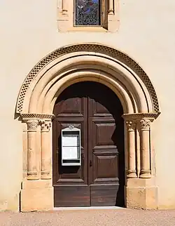 Vue du portail latéral de l'église.