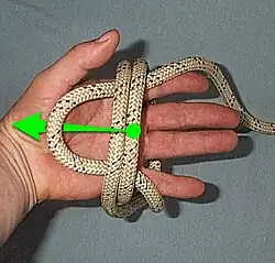 3 - Passer le nouveau brin le plus à droite par-dessus le brin du milieu et par-dessous le brin le plus à gauche.