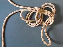 à la manière du nœud de Mickey, on passe le milieu de la corde, fabriquant ainsi deux boucles : ce sont les oreilles du Mickey.