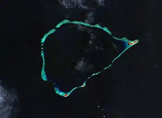 Image satellite de Nomwin avec les îles en rouge.