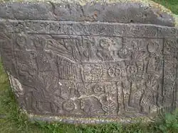 Pierre tombale représentant un mariage.