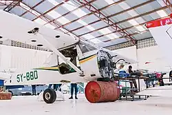 Démontage du nez d'un Cessna en cours de maintenance.